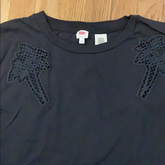 Levi’s black tee - Picture 1 of 2